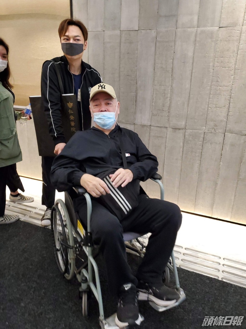 日前方俊陪張偉文覆診,而張偉文精神很好。